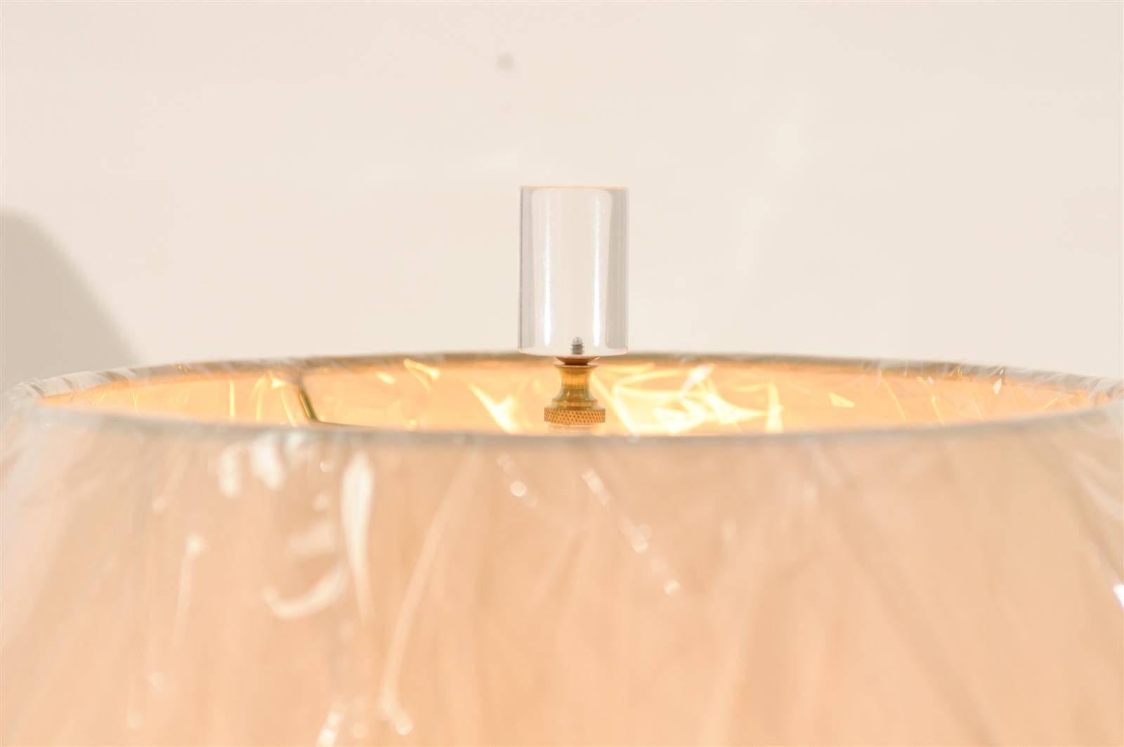 Fin du 20e siècle Magnifique paire de lampes en céramique émaillée avec des accents de lucite et de bronze en vente