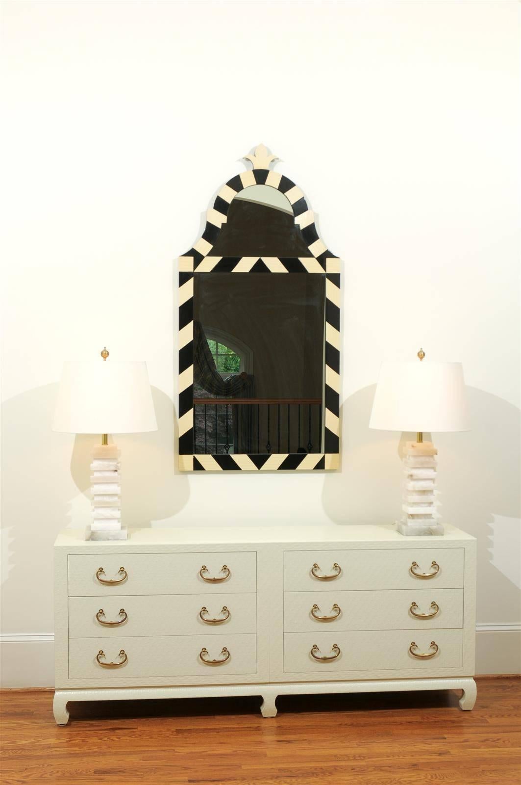 Questa magnifica toilette viene spedita come fotografata e descritta nella descrizione dell'annuncio: Meticolosamente restaurata a livello professionale e completamente pronta per l'installazione.

Una favolosa cassettiera a 6 cassetti di una