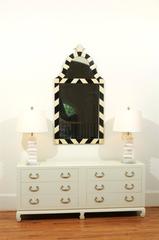 Commode chic en raphia laqué crème restaurée, par Baker Furniture, vers 1975