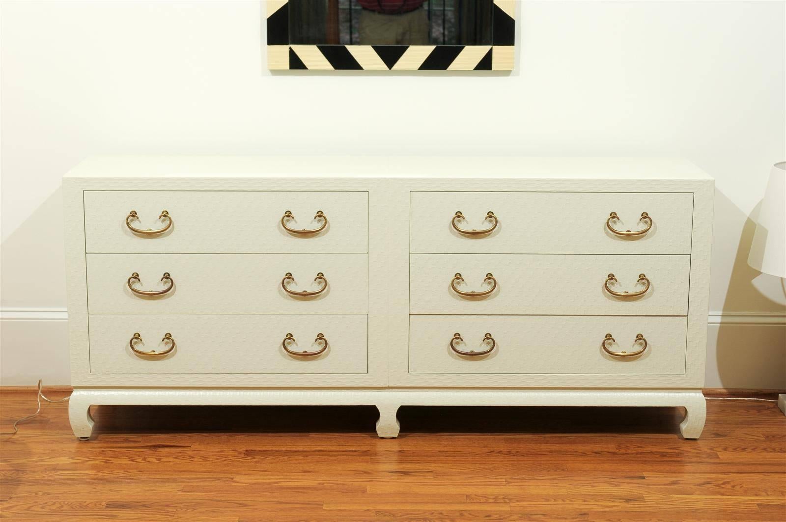 Mid-Century moderno Comodino chic restaurato in rafia laccata crema di Baker Furniture, 1975 circa in vendita