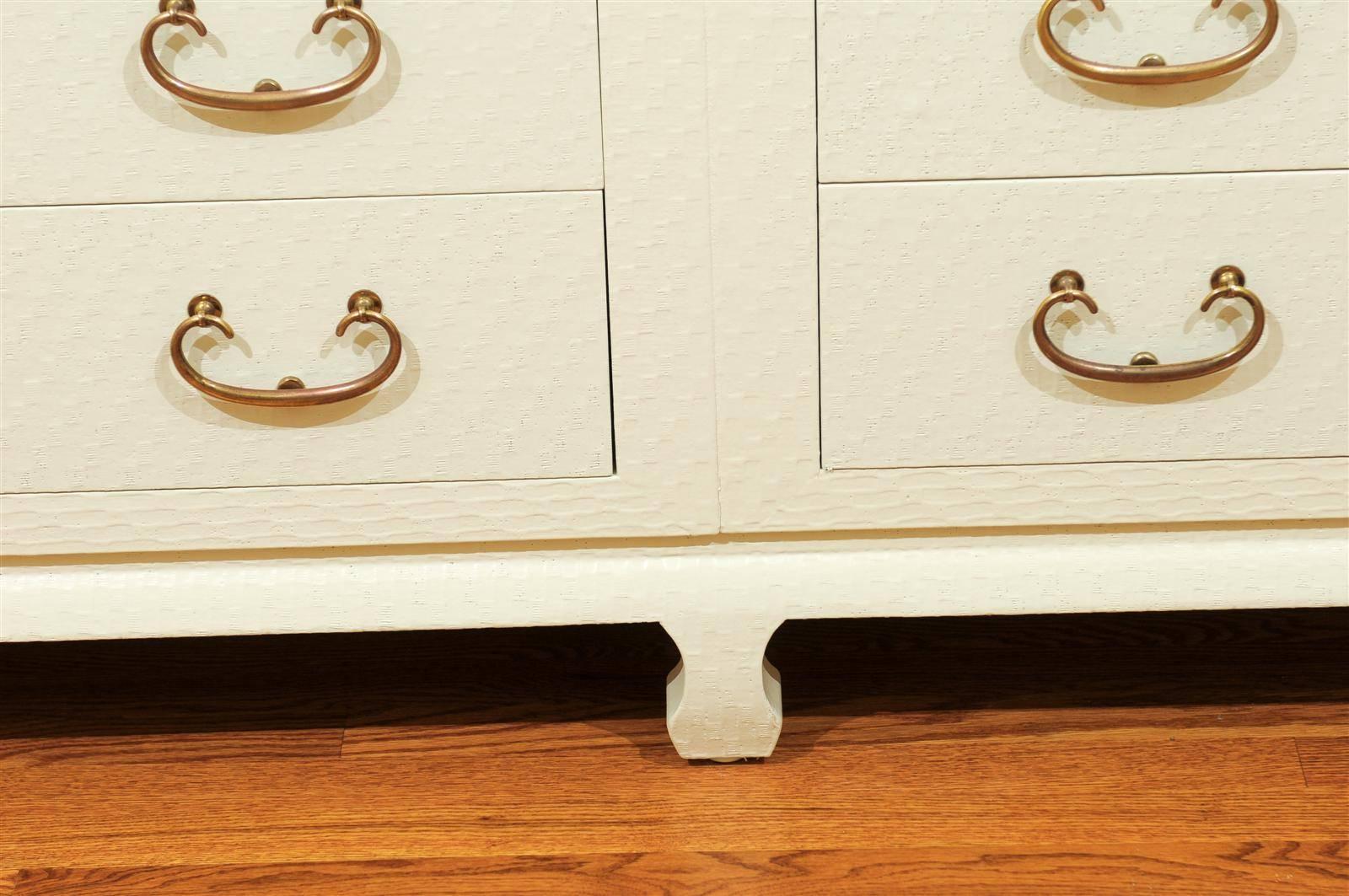 Ottone Comodino chic restaurato in rafia laccata crema di Baker Furniture, 1975 circa in vendita
