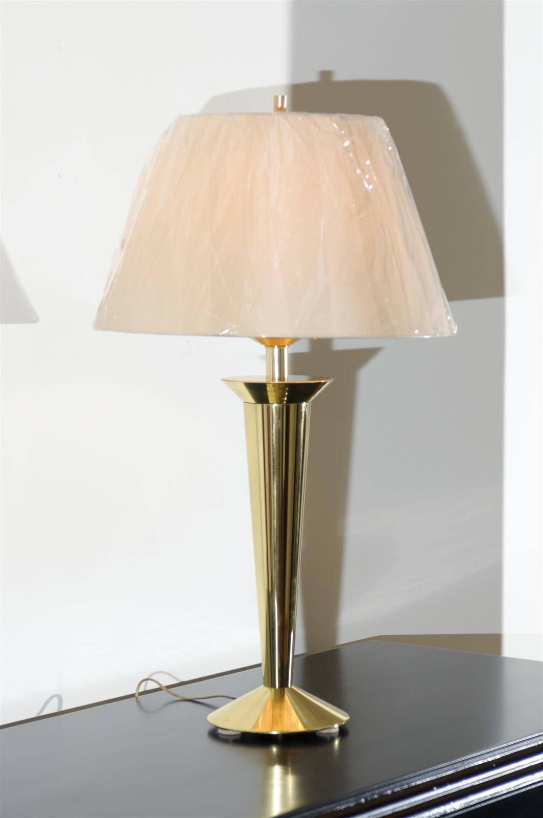 Coppia di eleganti lampade moderne d'epoca restaurate in ottone In condizioni ottime in vendita a Atlanta, GA