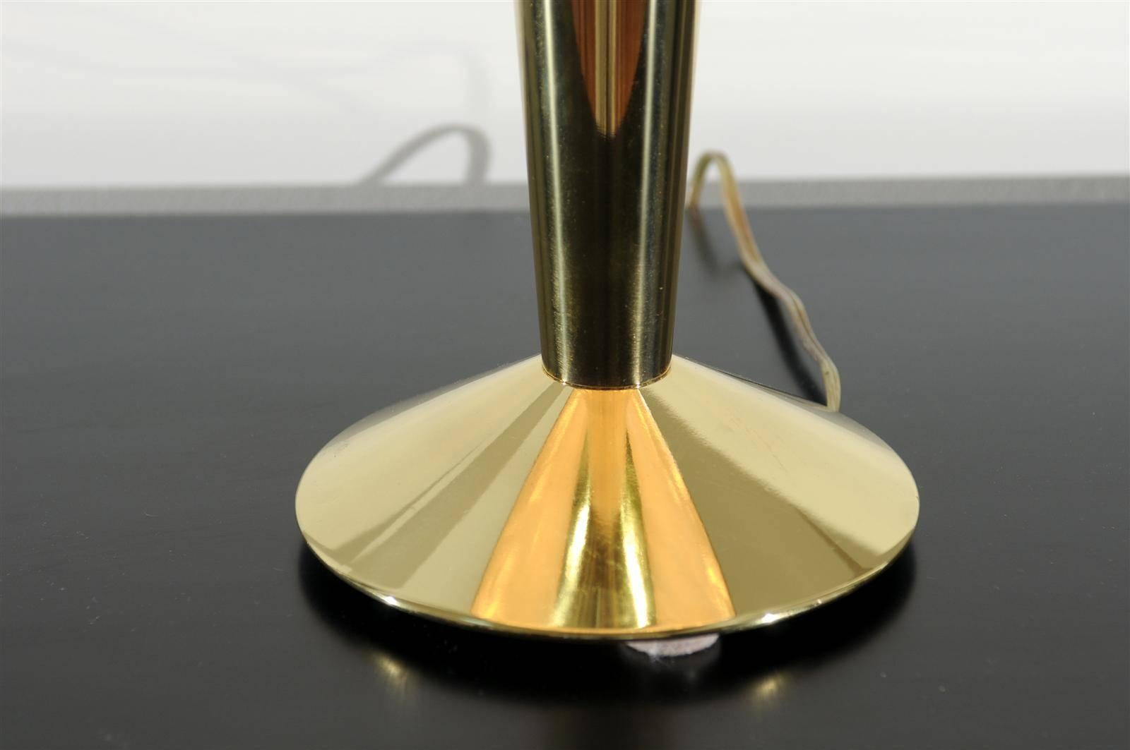 Restored Pair of Sleek Vintage Modern Lamps in Brass In Excellent Condition For Sale In Atlanta, GA