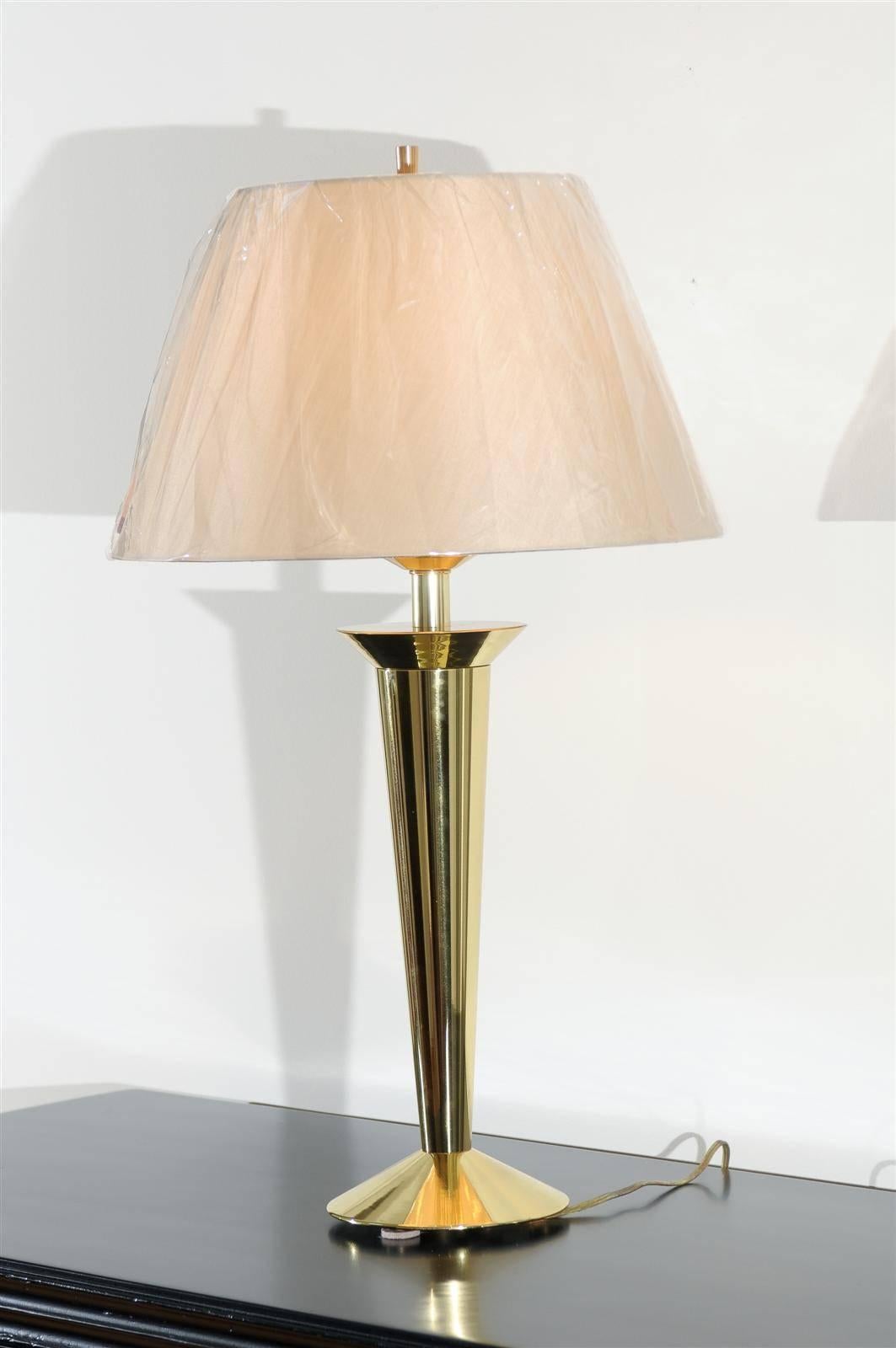 Late 20th Century Restored Pair of Sleek Vintage Modern Lamps in Brass For Sale