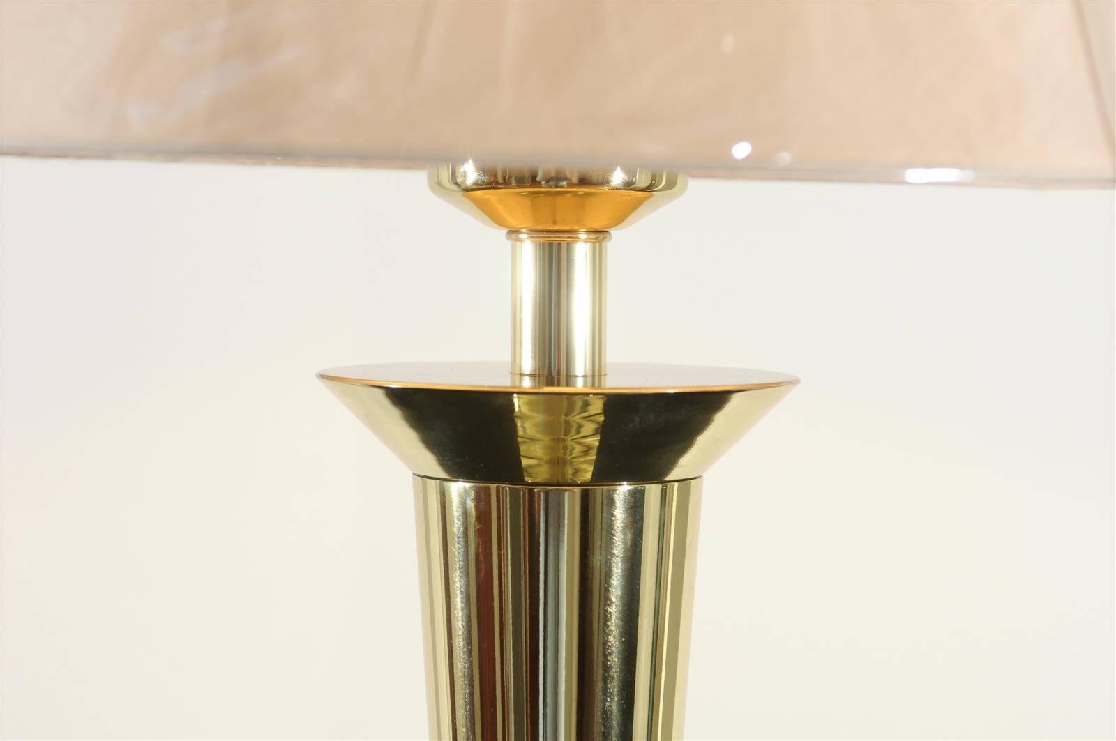 Restored Pair of Sleek Vintage Modern Lamps in Brass For Sale 2
