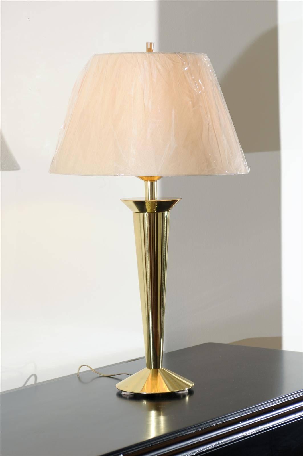 Restored Pair of Sleek Vintage Modern Lamps in Brass For Sale 3