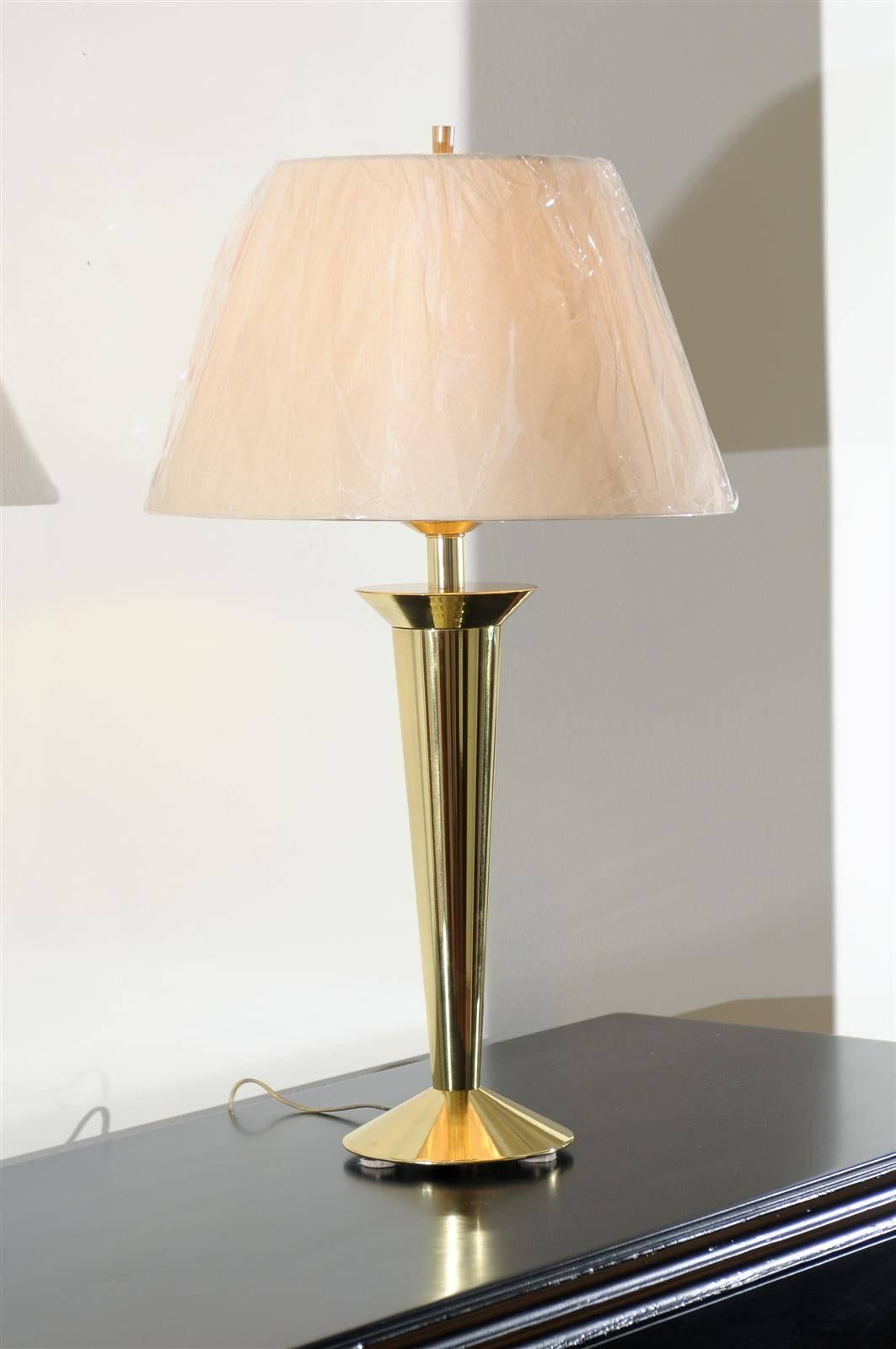 Coppia di eleganti lampade moderne d'epoca restaurate in ottone in vendita 3