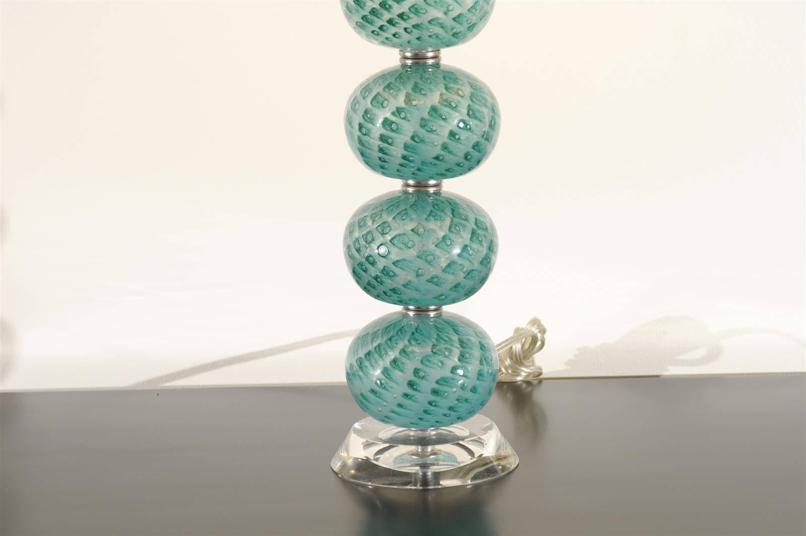 Hervorragendes Paar gestapelter mundgeblasener Muranoglas-Kugellampen im Vintage-Stil im Zustand „Hervorragend“ im Angebot in Atlanta, GA