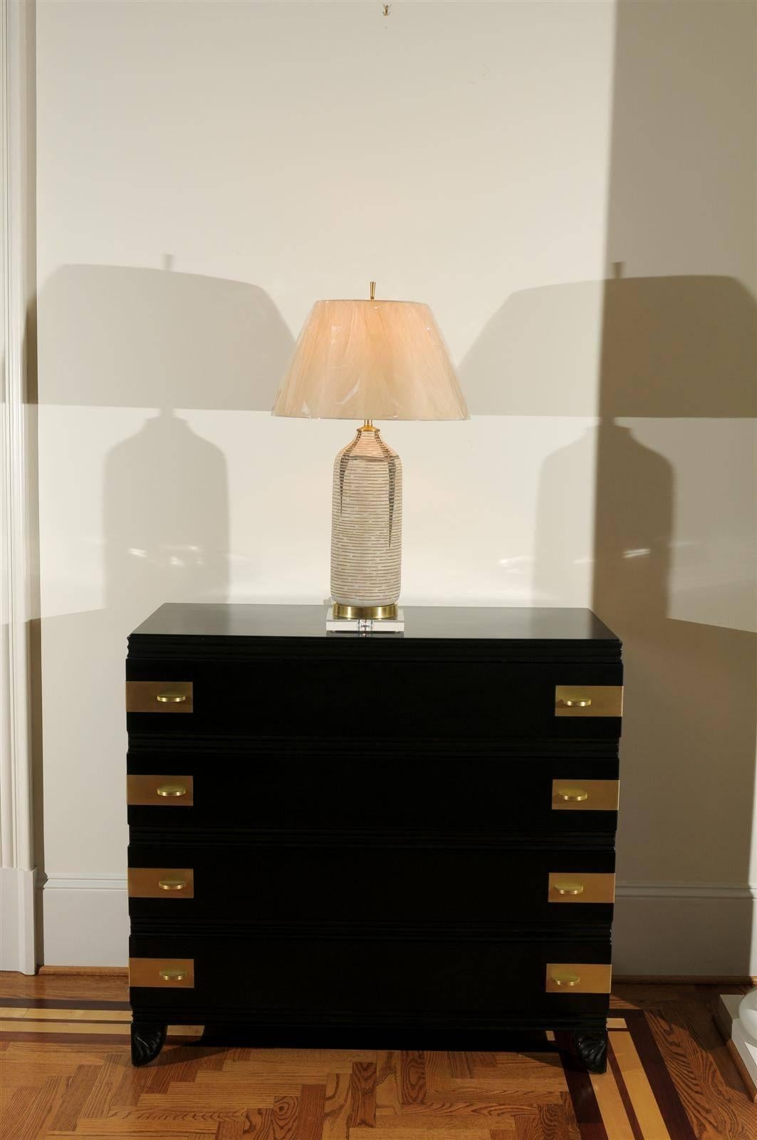 Mid-Century Modern Belle paire de récipients en bois cérusé vintage convertis en lampes sur-mesure en vente