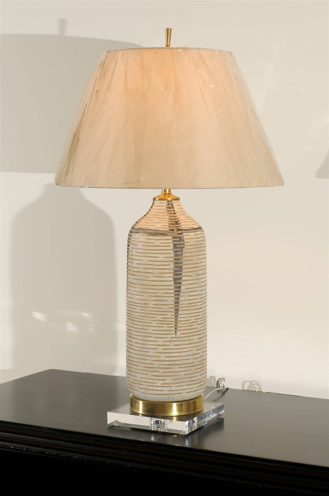 Ein schönes Paar Vintage-Gefäße aus gekälktem Holz als maßgefertigte Lampen im Zustand „Hervorragend“ im Angebot in Atlanta, GA