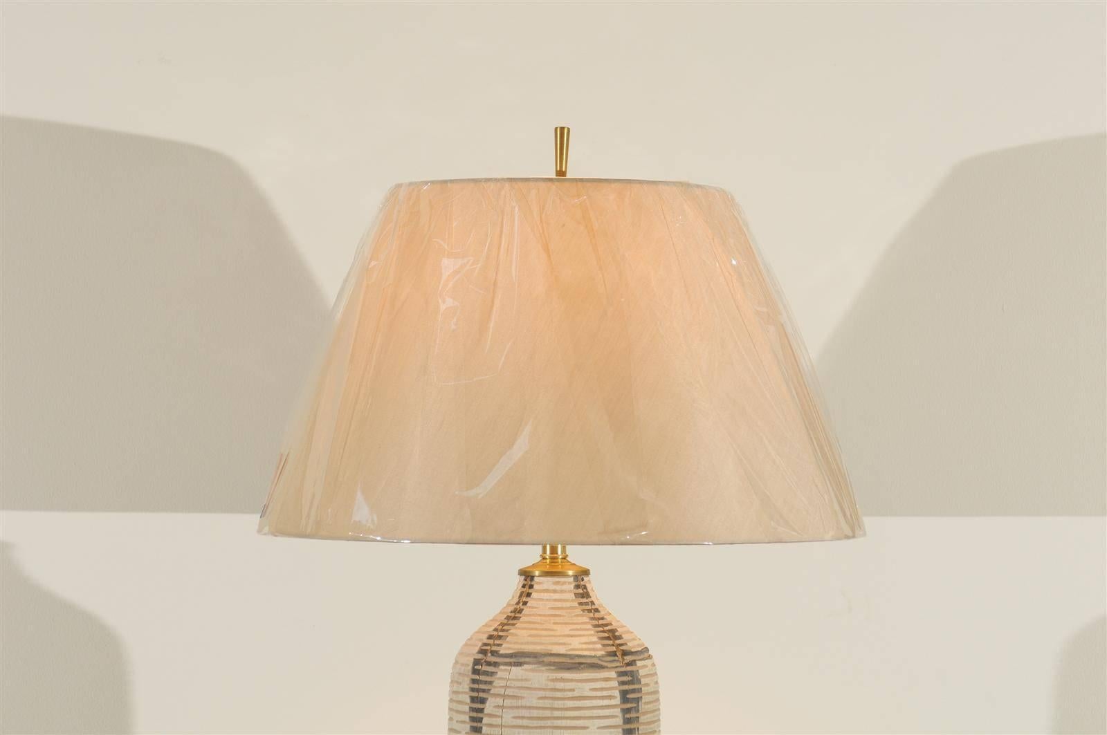 Ein schönes Paar Vintage-Gefäße aus gekälktem Holz als maßgefertigte Lampen (Unbekannt) im Angebot