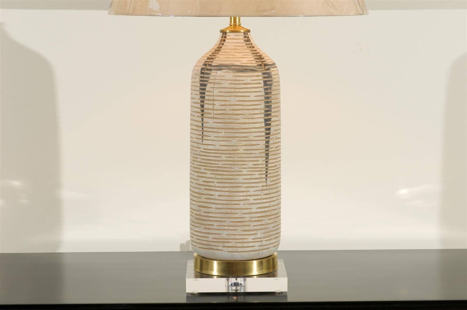 Ein schönes Paar Vintage-Gefäße aus gekälktem Holz als maßgefertigte Lampen (Ende des 20. Jahrhunderts) im Angebot