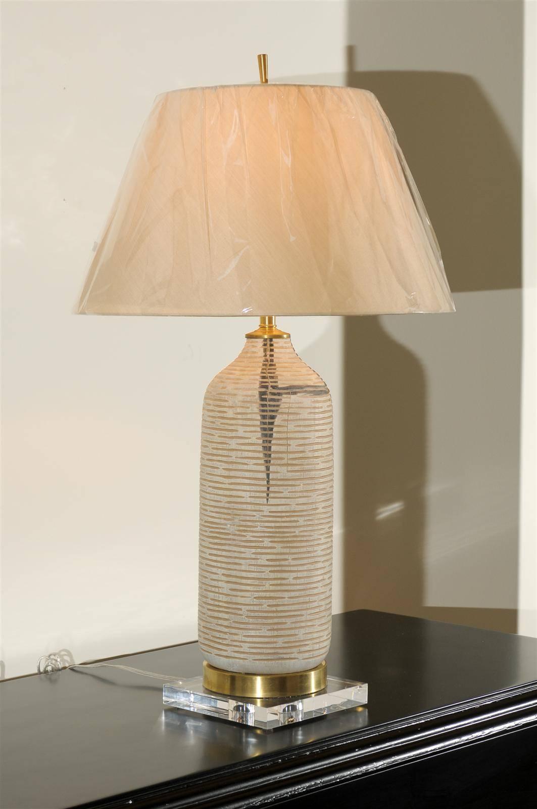 Ein schönes Paar Vintage-Gefäße aus gekälktem Holz als maßgefertigte Lampen (Messing) im Angebot