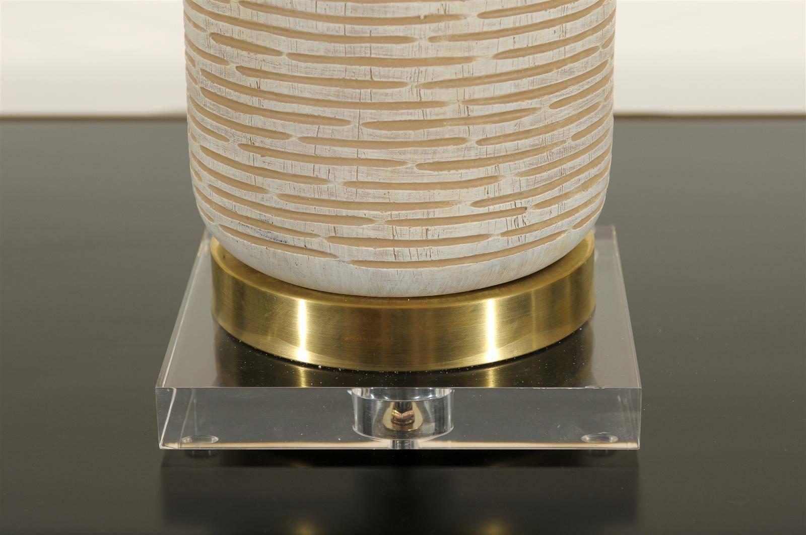 Ein schönes Paar Vintage-Gefäße aus gekälktem Holz als maßgefertigte Lampen im Angebot 2
