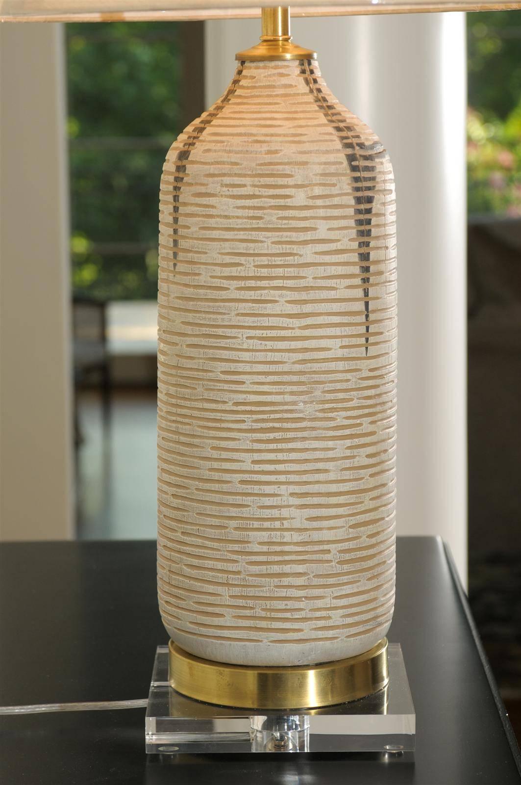 Ein schönes Paar Vintage-Gefäße aus gekälktem Holz als maßgefertigte Lampen im Angebot 3