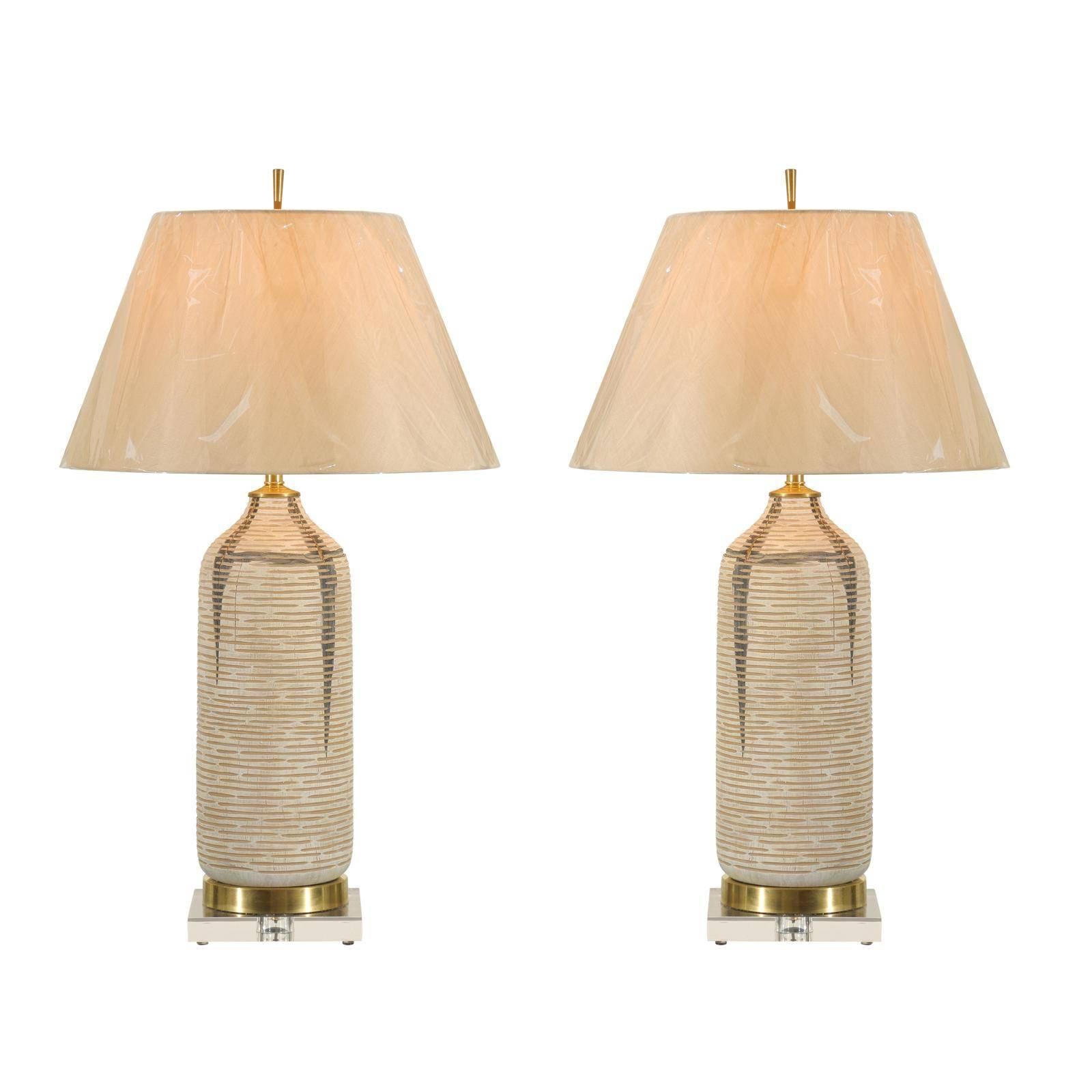 Belle paire de récipients en bois cérusé vintage convertis en lampes sur-mesure en vente