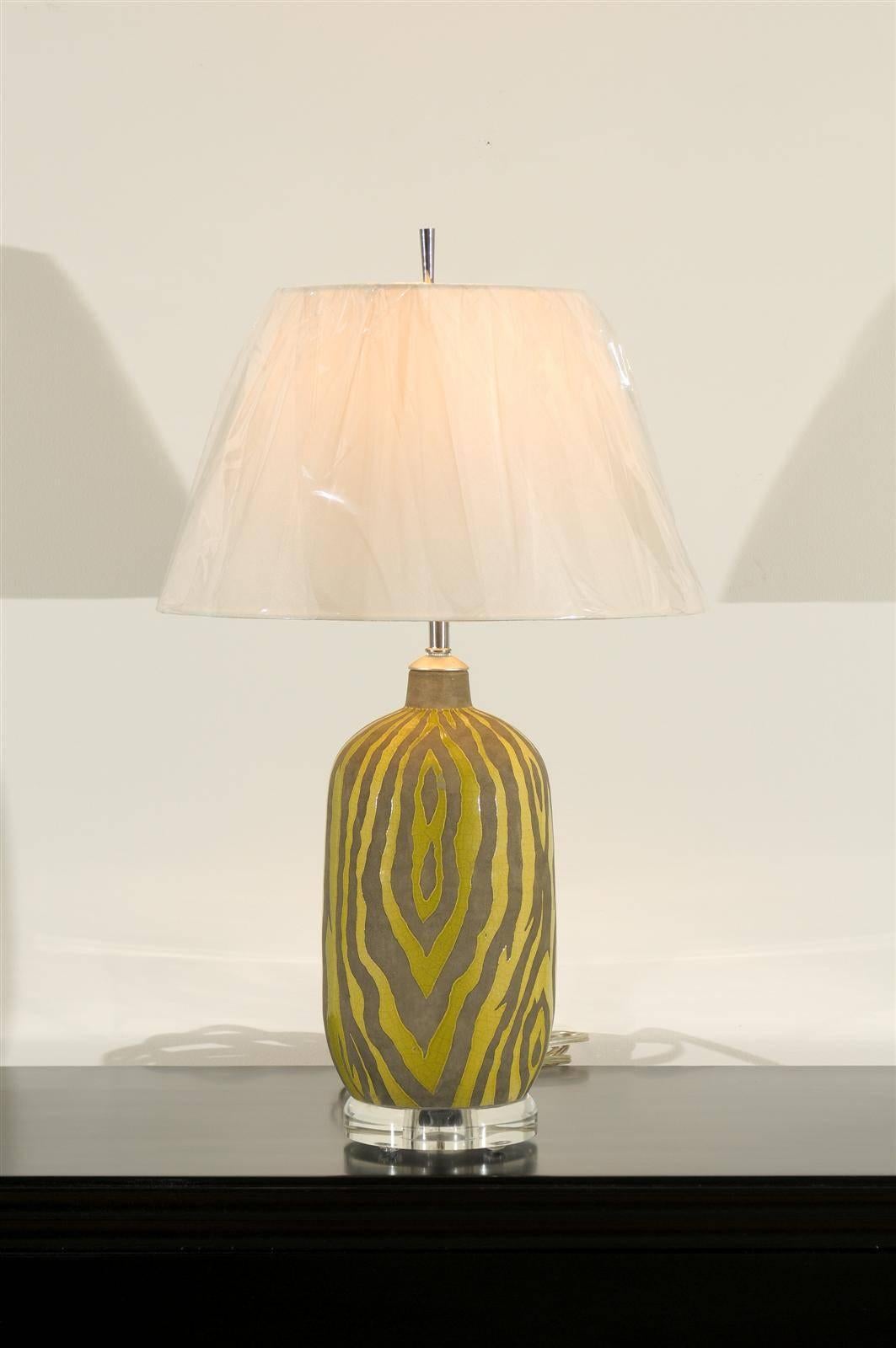 Céramique Splendide paire de lampes vintage restaurées en céramique imprimée zébrée en jaune en vente