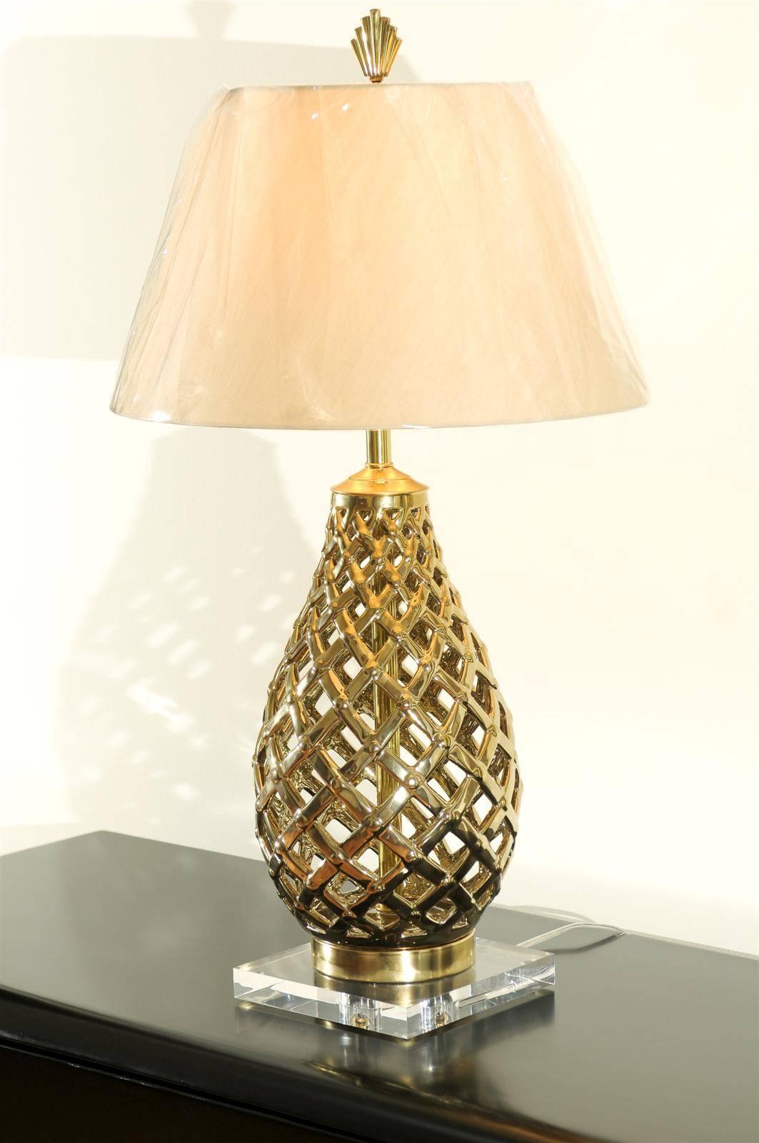 Schön restauriertes Paar durchbrochener Keramik-, Messing- und Lucite-Lampen (Ende des 20. Jahrhunderts) im Angebot