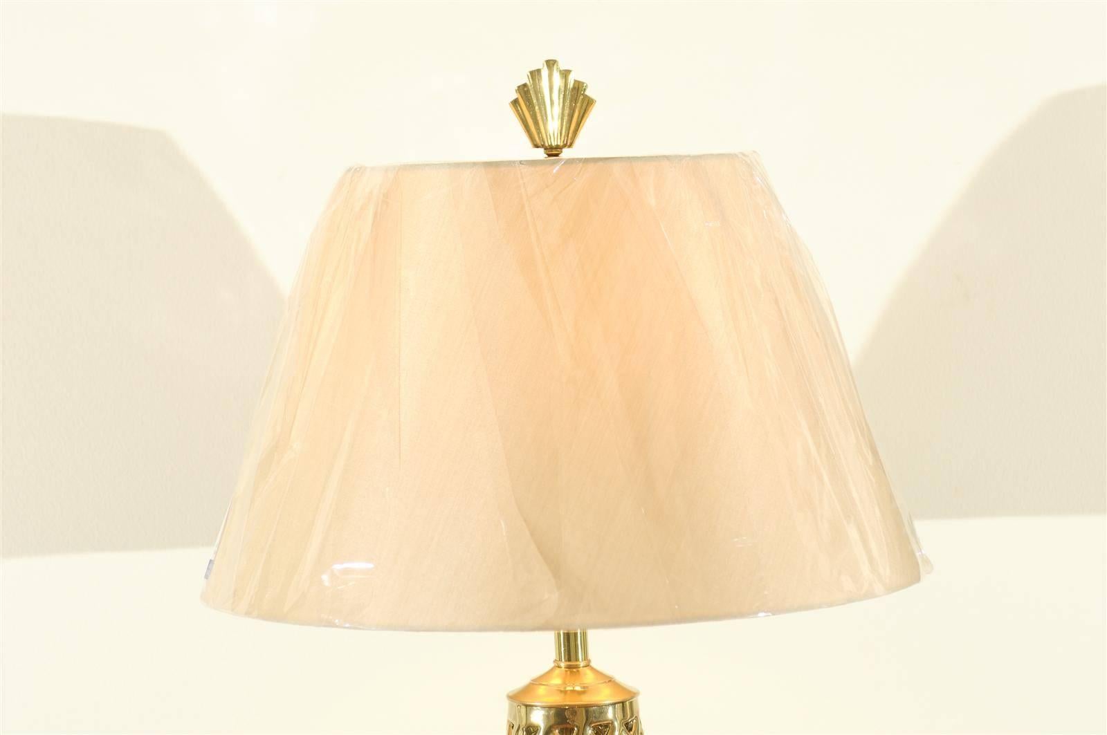 Schön restauriertes Paar durchbrochener Keramik-, Messing- und Lucite-Lampen im Angebot 1
