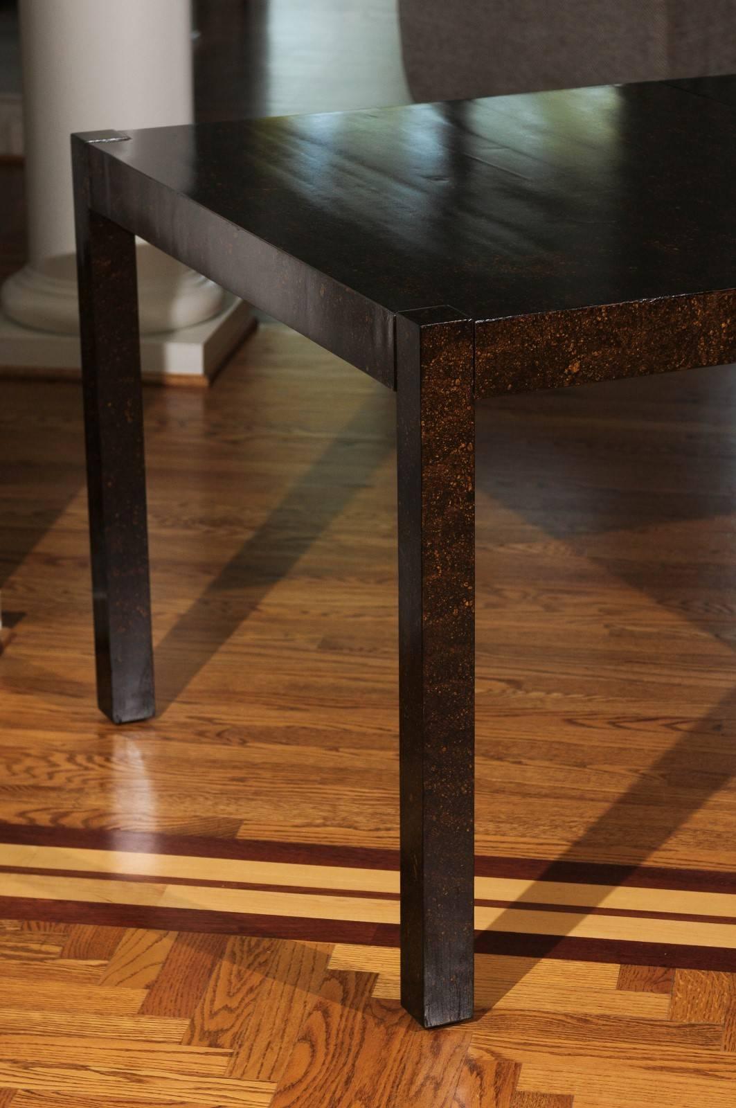 Élégante table de salle à manger à rallonge vintage en fausse écaille de tortue laquée avec gouttes d'huile Excellent état - En vente à Atlanta, GA