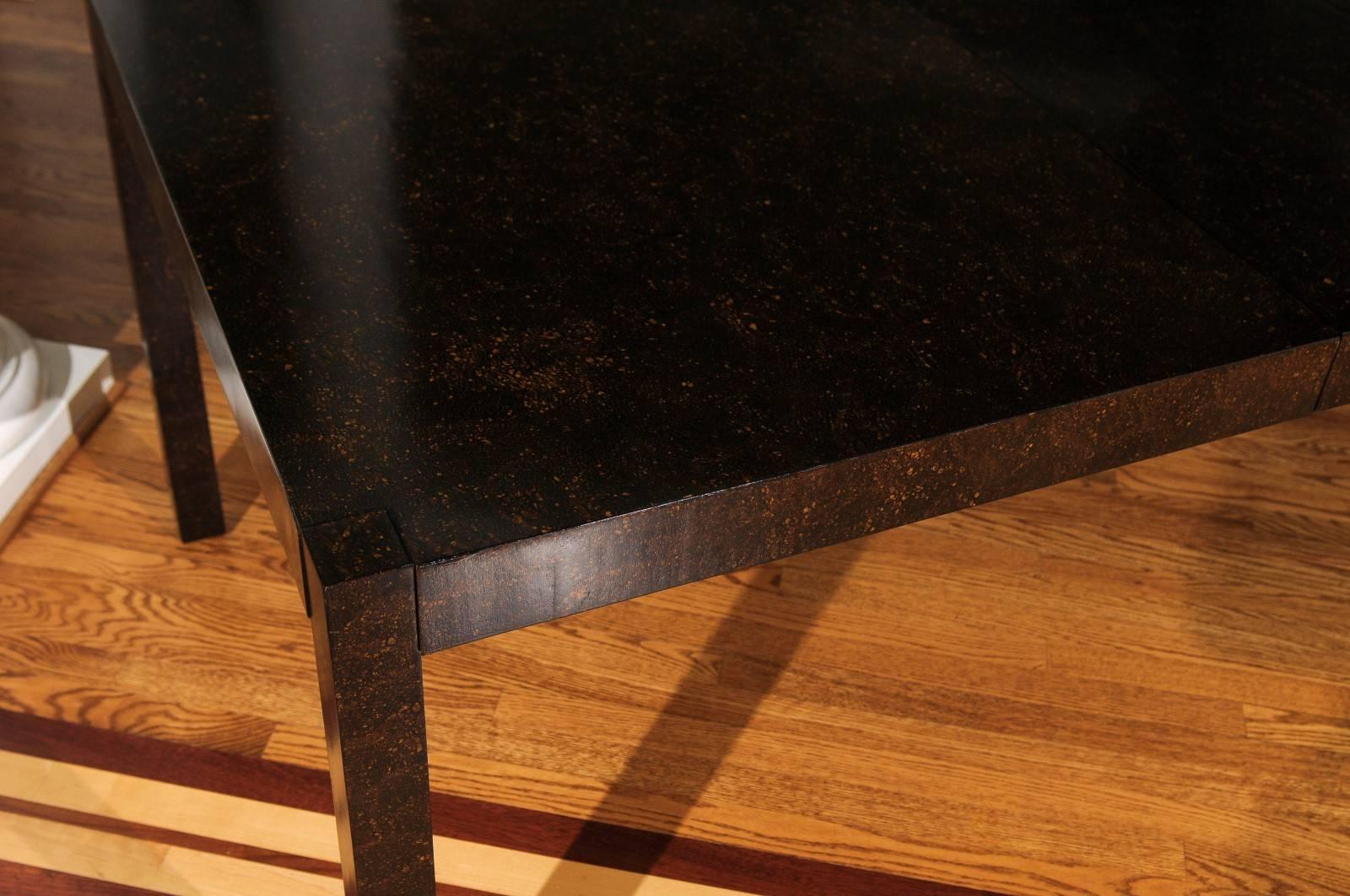 Bois de feuillus Élégante table de salle à manger à rallonge vintage en fausse écaille de tortue laquée avec gouttes d'huile en vente