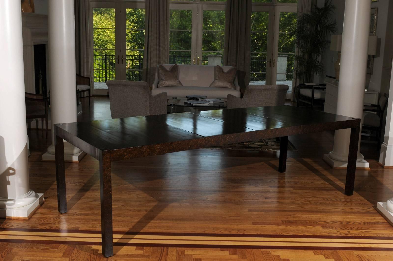 Mid-Century Modern Élégante table de salle à manger à rallonge vintage en fausse écaille de tortue laquée avec gouttes d'huile en vente