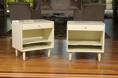 Preciosa pareja restaurada de mesas auxiliares modernas de John Stuart en laca crema