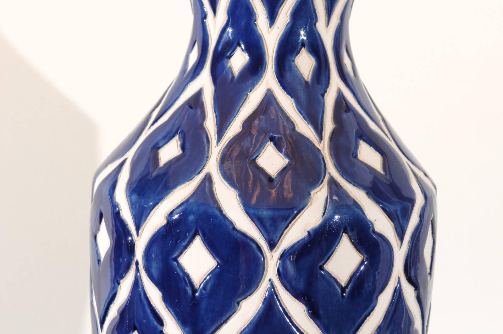Nickel Una straordinaria coppia di lampade in ceramica di grandi dimensioni con accenti di nichel e lucite in vendita