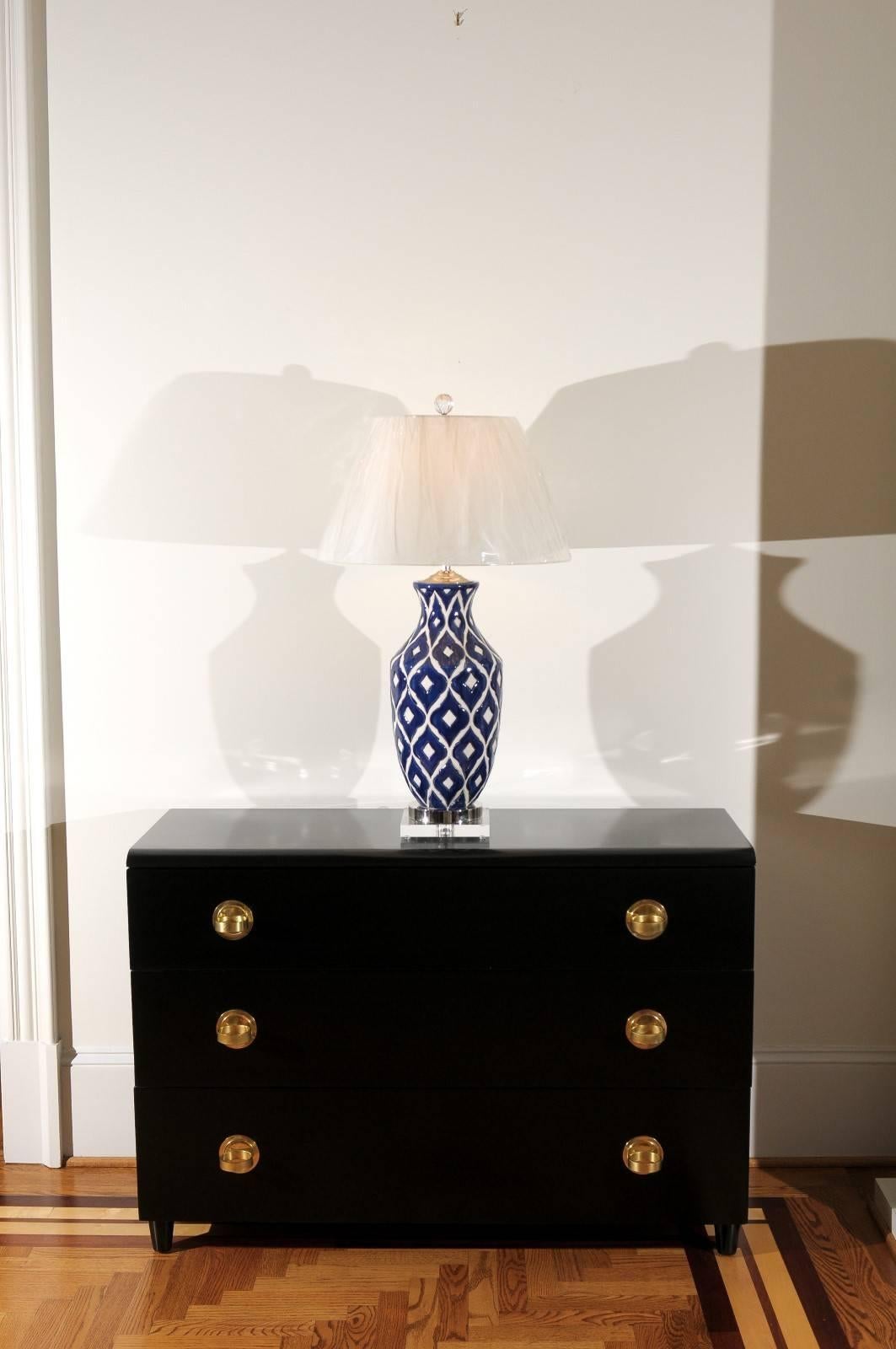 Mid-Century moderno Una straordinaria coppia di lampade in ceramica di grandi dimensioni con accenti di nichel e lucite in vendita