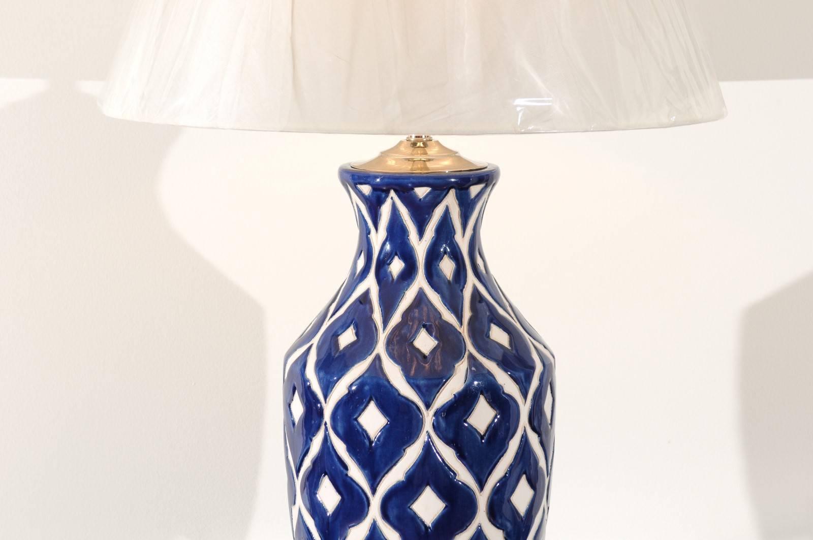 Una straordinaria coppia di lampade in ceramica di grandi dimensioni con accenti di nichel e lucite in vendita 1