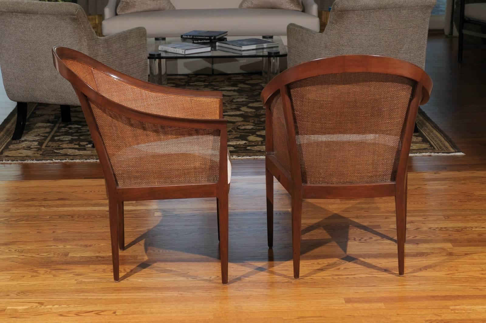 Élégante paire de chaises cannées en noyer restaurée par Kipp Stewart pour Directional Excellent état - En vente à Atlanta, GA