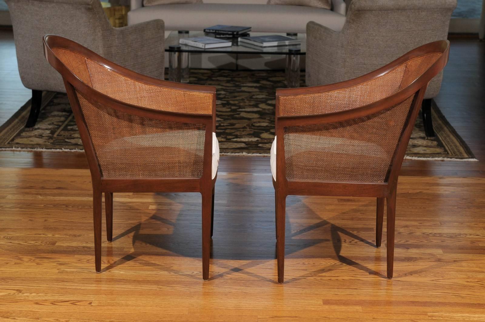 Milieu du XXe siècle Élégante paire de chaises cannées en noyer restaurée par Kipp Stewart pour Directional en vente