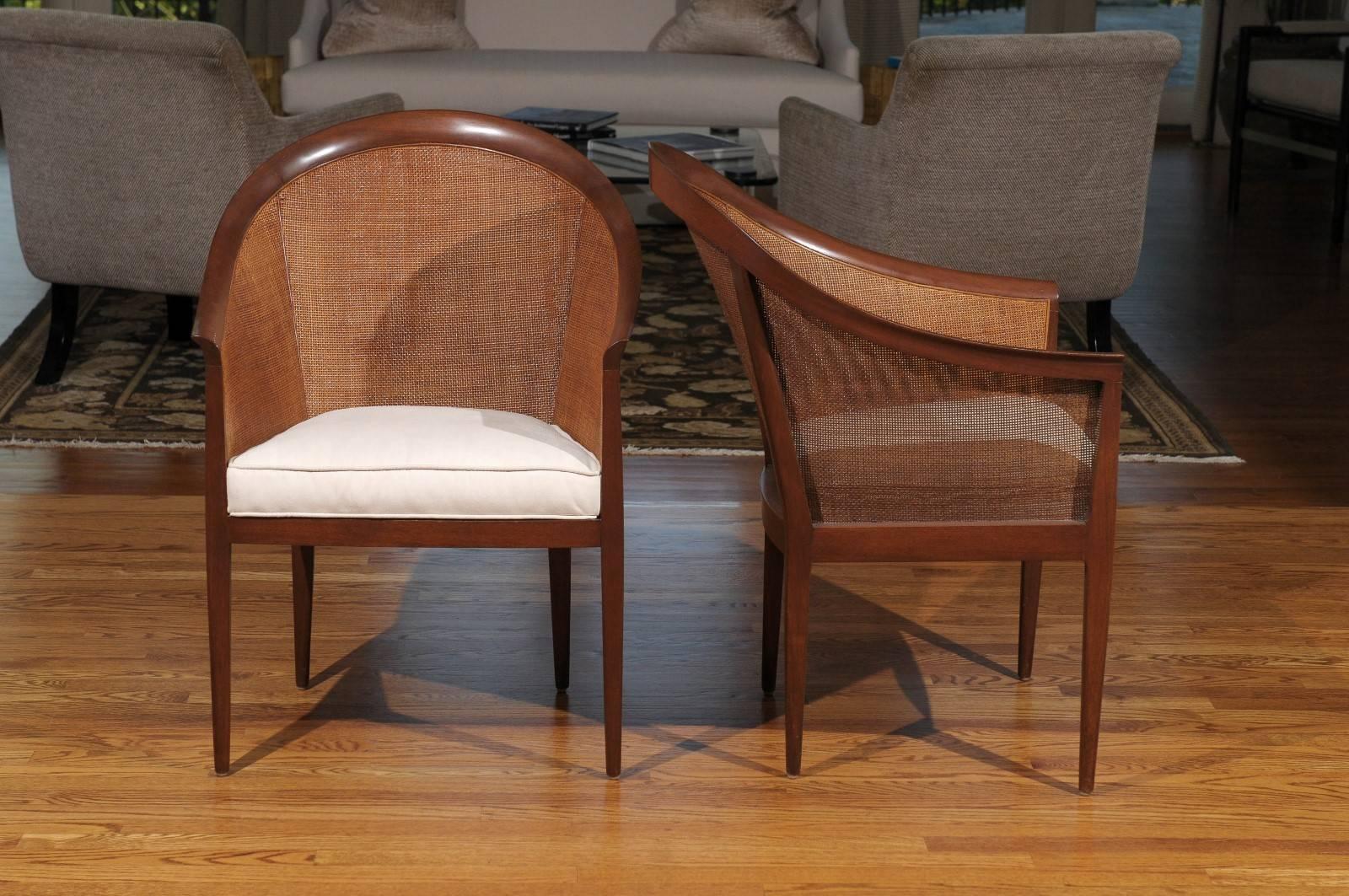 Américain Élégante paire de chaises cannées en noyer restaurée par Kipp Stewart pour Directional en vente