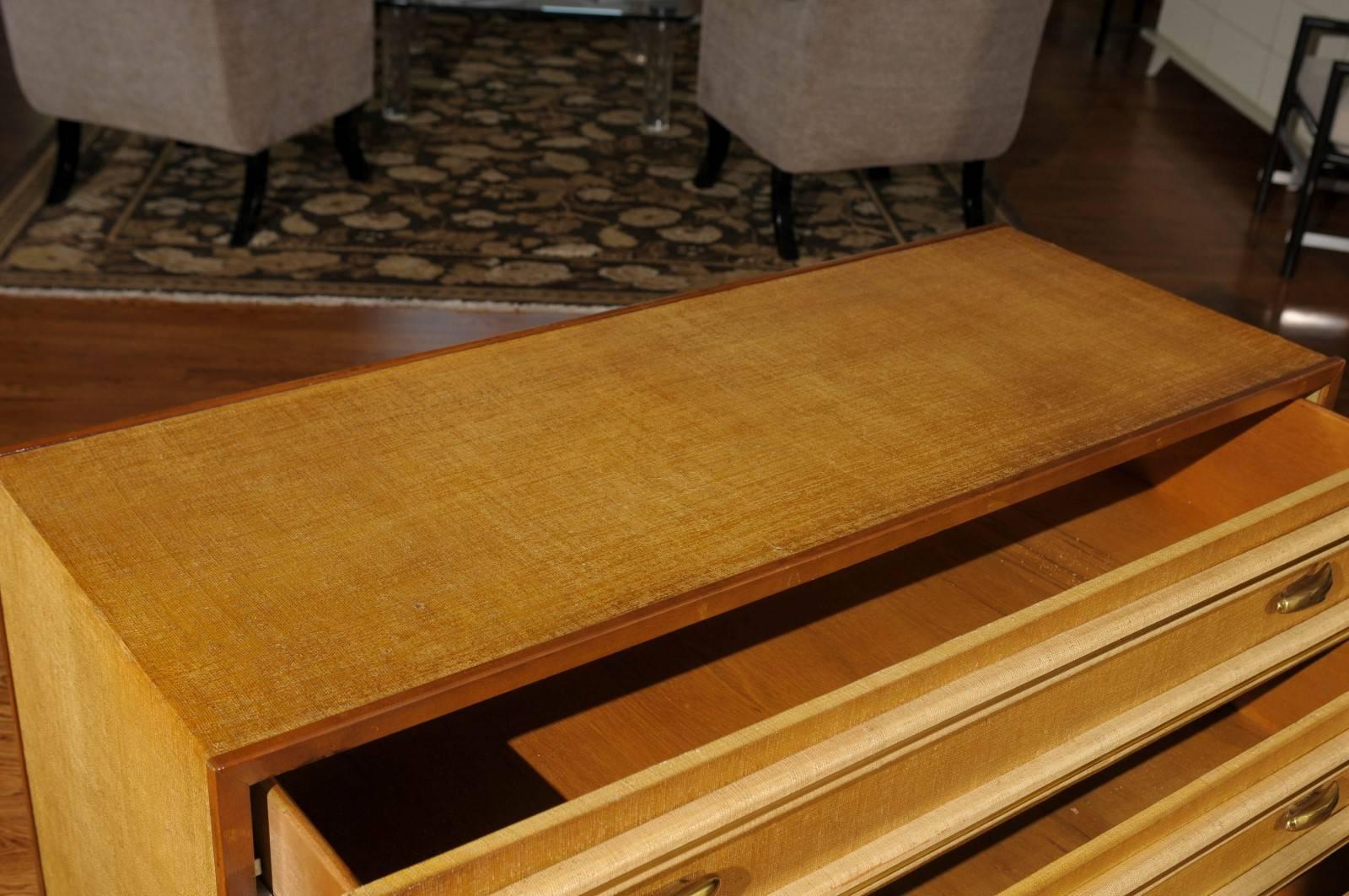 Americano Eccezionale coppia di cassapanche vintage in rafia con inserti in rattan e ottone in vendita