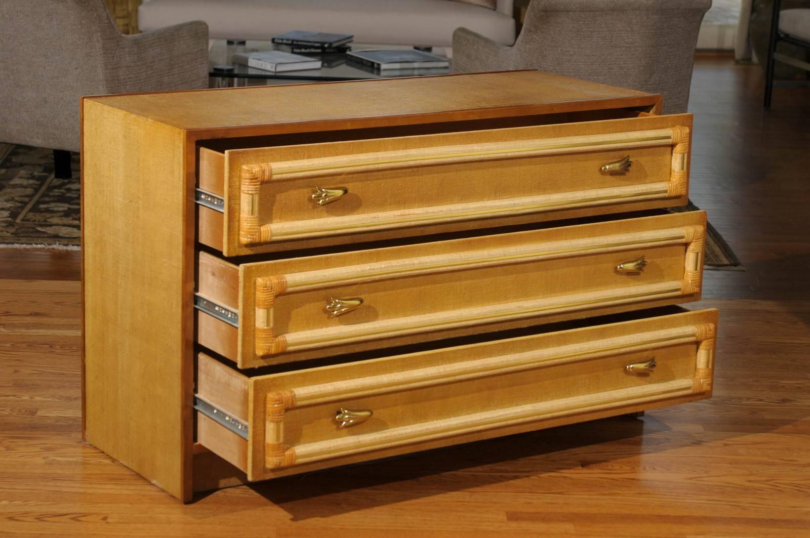 Eccezionale coppia di cassapanche vintage in rafia con inserti in rattan e ottone in vendita 1