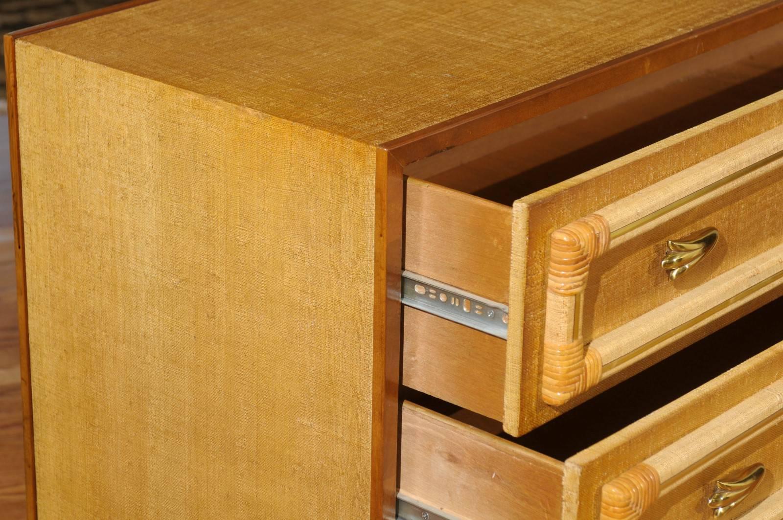 Ottone Eccezionale coppia di cassapanche vintage in rafia con inserti in rattan e ottone in vendita