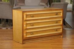 Excepcional Pareja de Arcones Vintage de Rafia con Acentos de Ratán y Latón