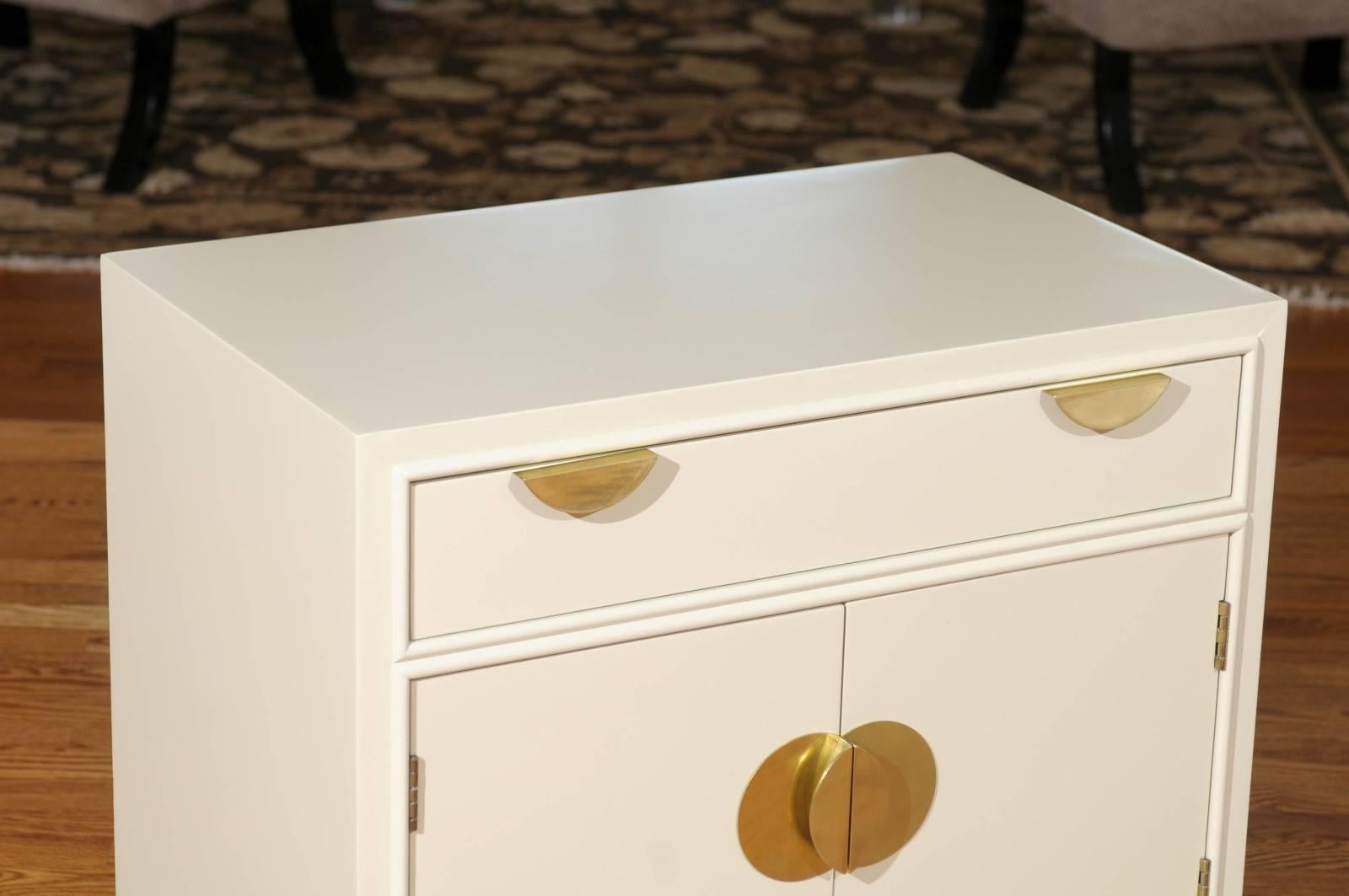 Elegant Restored Pair of Modern End Tables in Cream Lacquer In Excellent Condition For Sale In Atlanta, GA