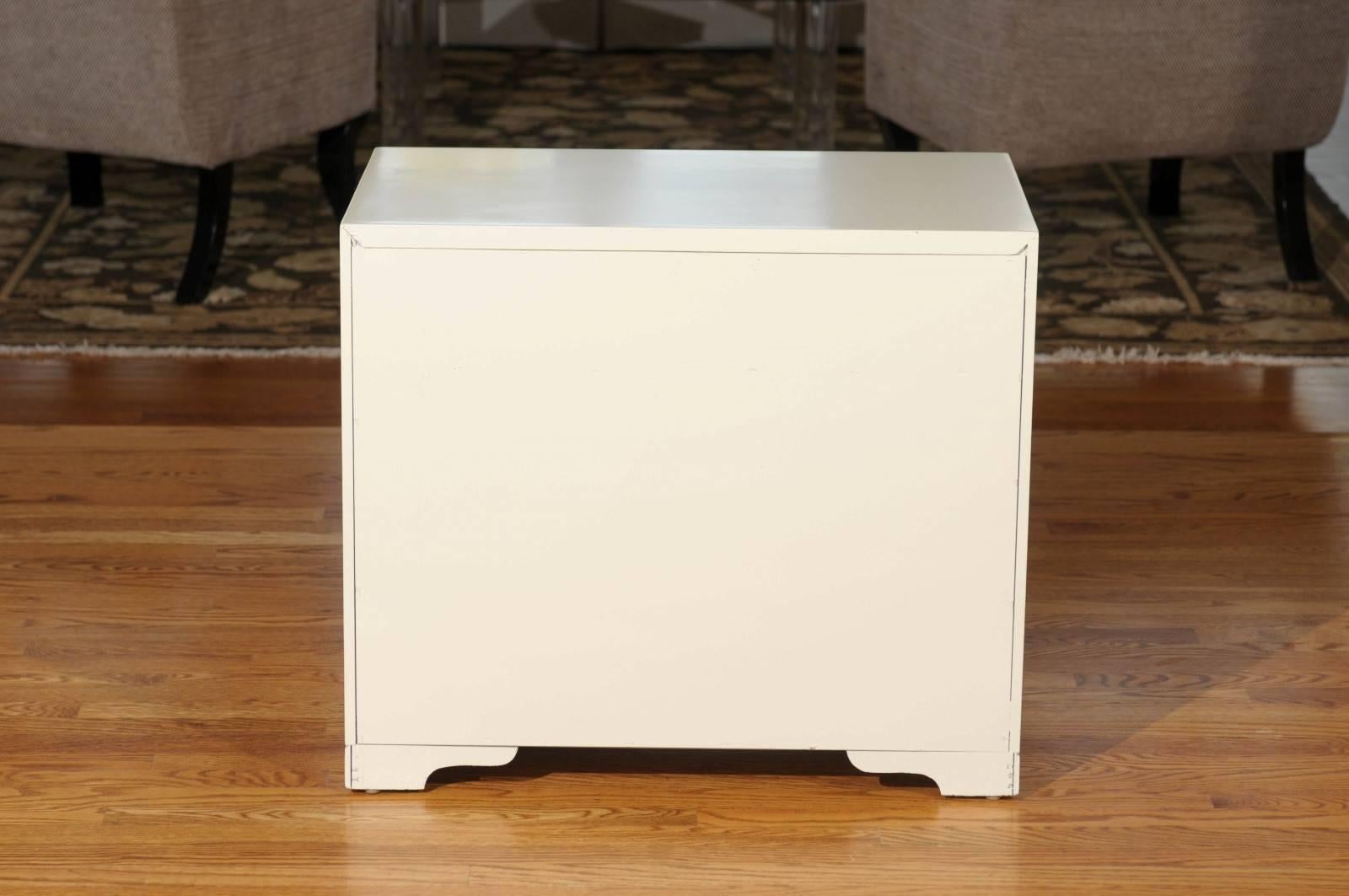 Elegant Restored Pair of Modern End Tables in Cream Lacquer For Sale 1