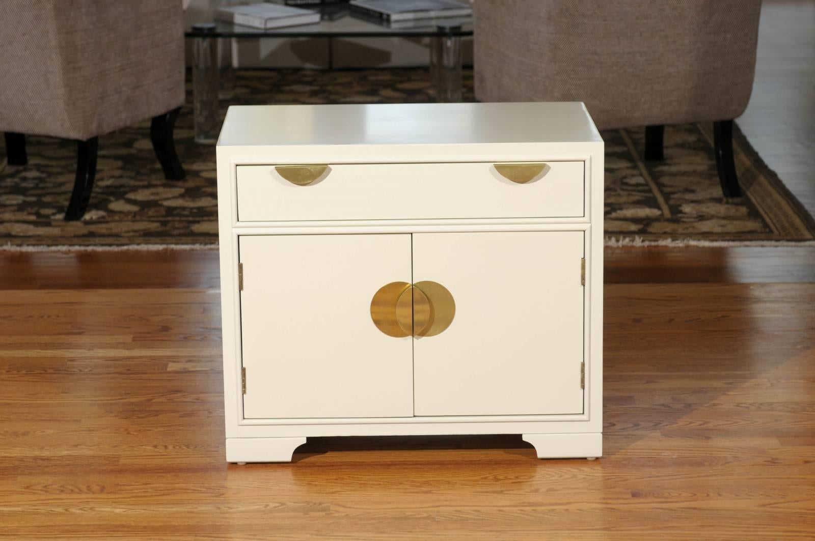 Late 20th Century Elegant Restored Pair of Modern End Tables in Cream Lacquer For Sale