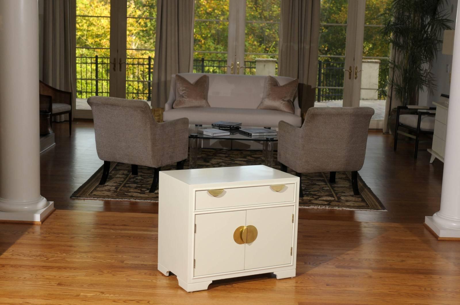 Elegante Pareja Restaurada de Mesas Auxiliares Modernas Lacadas en Crema Moderno de mediados de siglo en venta