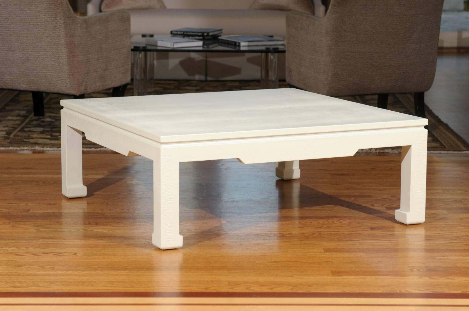 Cette magnifique table basse est expédiée telle qu'elle a été photographiée par des professionnels et décrite dans le texte de l'annonce : Méticuleusement restaurée par des professionnels et complètement prête à être installée.

Une superbe table