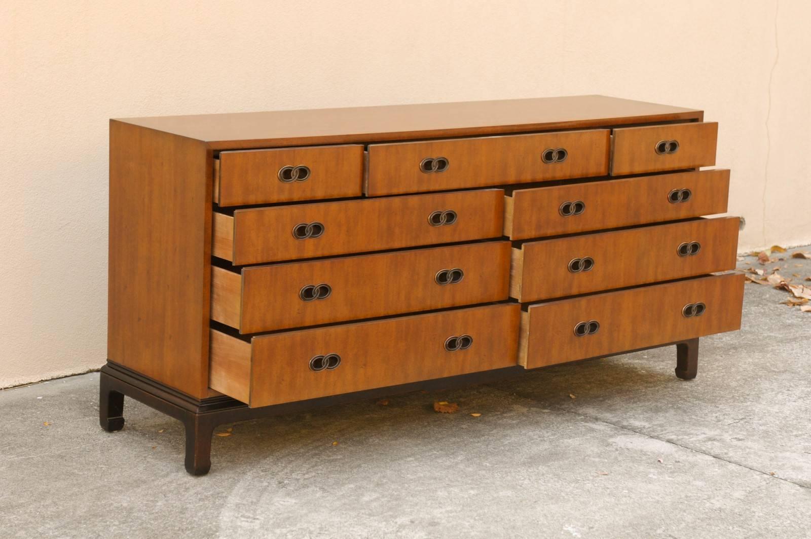 Stylish Restored Vintage Nine-Drawer Chest in Ribbon Mahogany by Henredon In Excellent Condition In Atlanta, GA