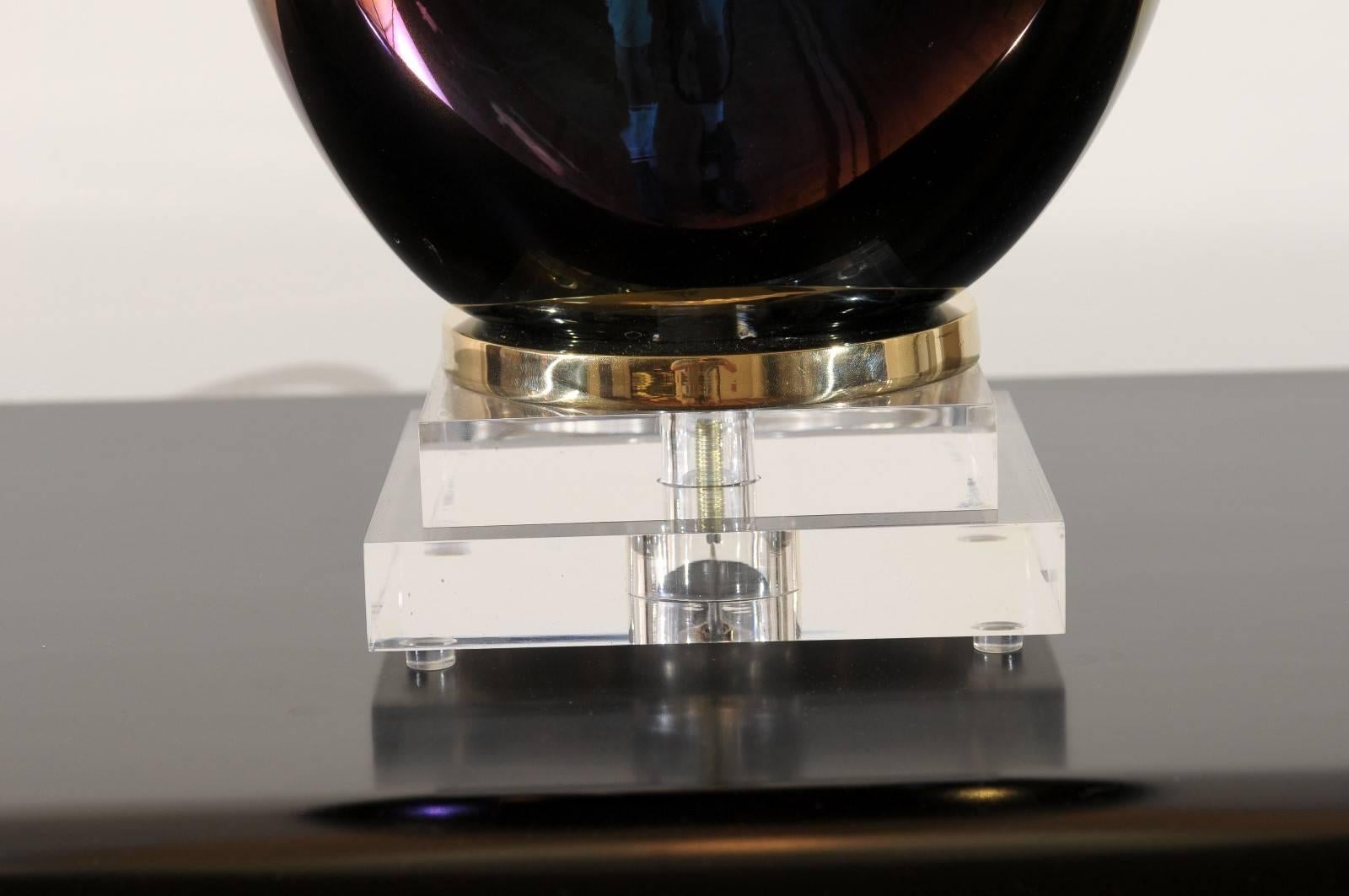 Fin du 20e siècle Paire hypnotique de lampes en verre soufflé irisé avec des touches de laiton et de lucite en vente