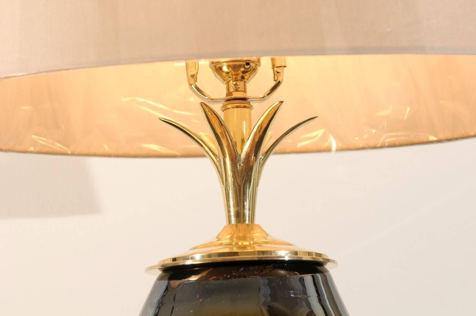 Mesmerizing Pair of Iridescent Blown Glass Lamps with Brass and Lucite Accents For Sale 3