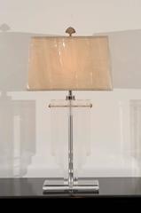 Élégante paire de lampes vintage en forme de bouclier en lucite restaurées et restaurées