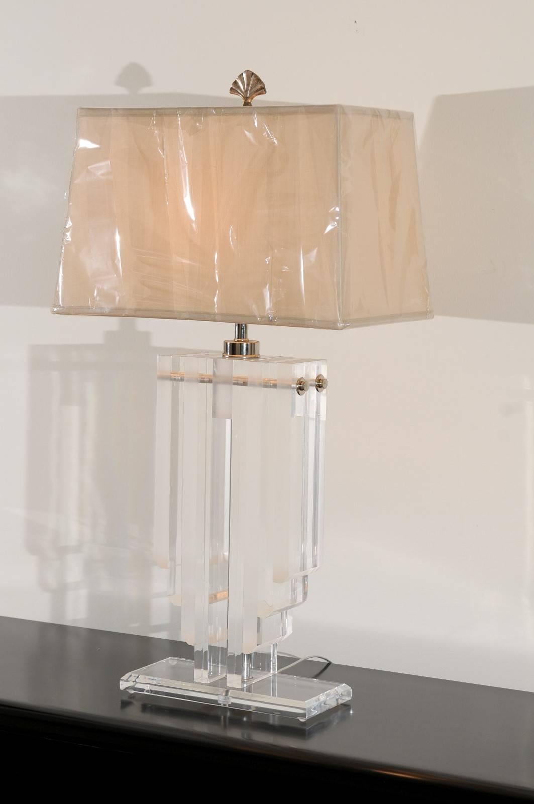 American Elegant Restored Pair of Vintage Lucite Shield Form Lamps For Sale