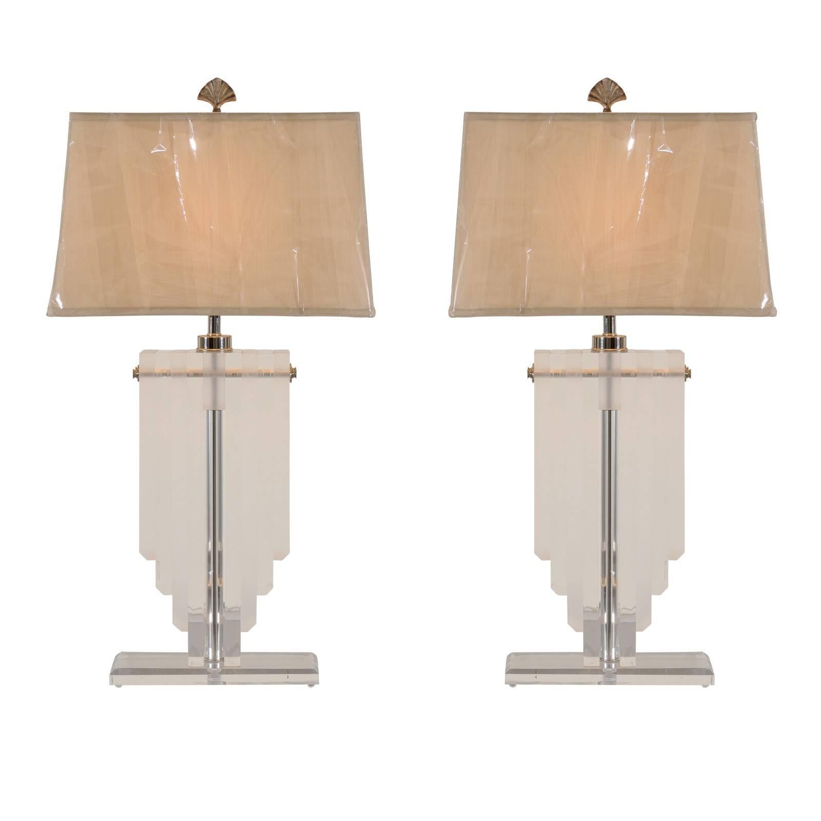 Élégante paire de lampes vintage en forme de bouclier en lucite restaurées et restaurées
