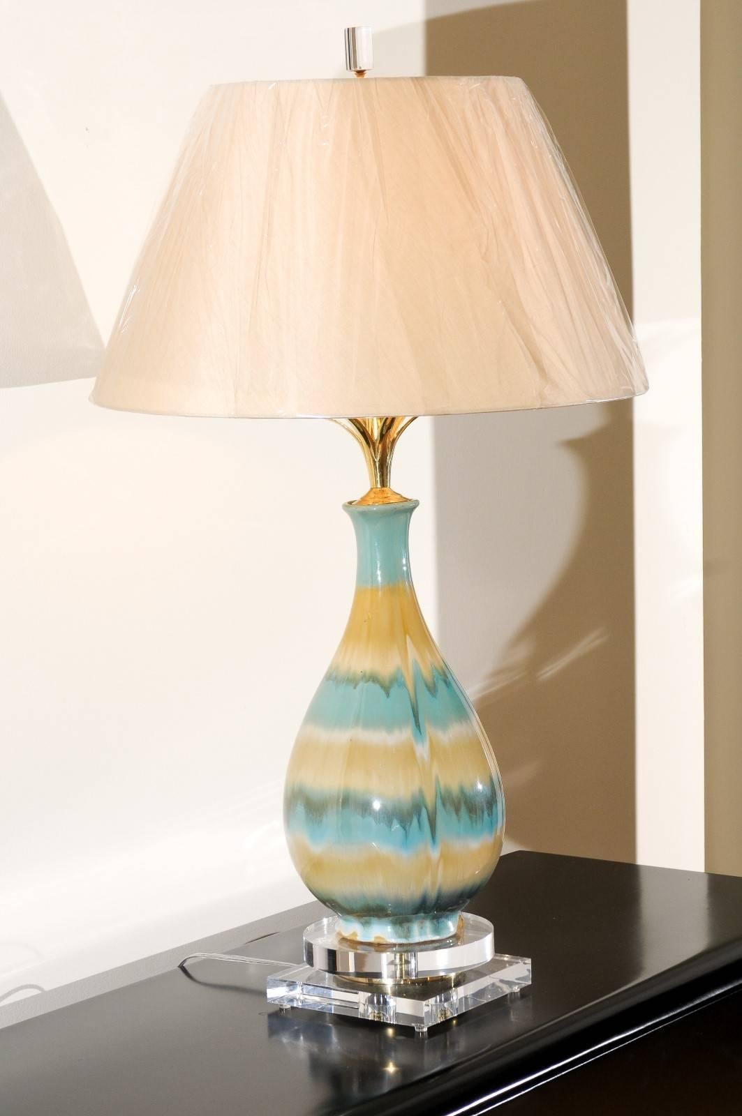 Chic Paar großformatige Tropfenglasur-Keramiklampen in Karamell und Sultanabad-Blau im Angebot 1