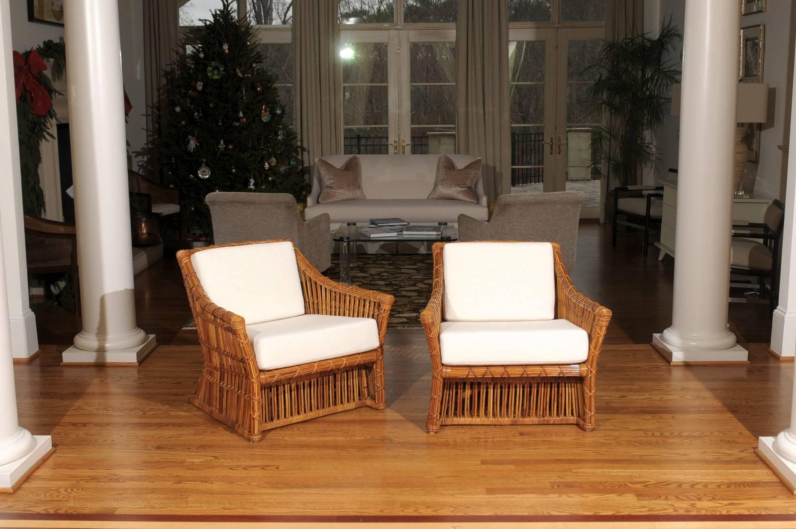 Prächtiges Paar restaurierter Rattan-Clubstühle im Vintage-Stil von McGuire (Organische Moderne) im Angebot